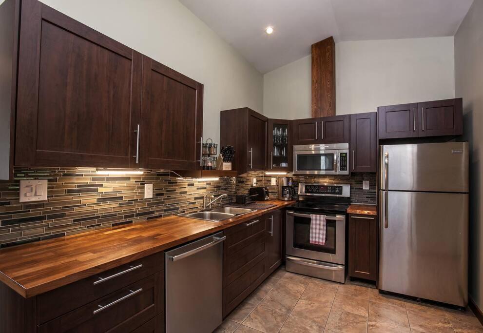 The Best 2 Bedrooms Suite In Revelstoke! Ngoại thất bức ảnh
