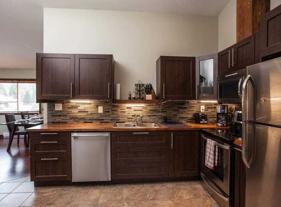 The Best 2 Bedrooms Suite In Revelstoke! Ngoại thất bức ảnh